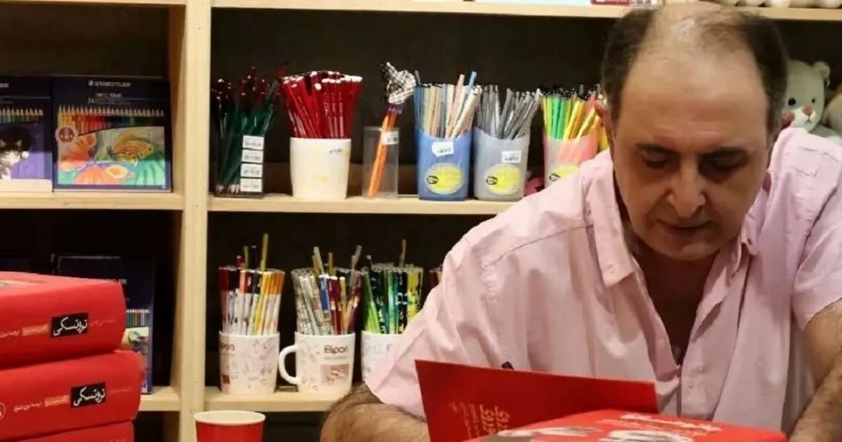 بیژن اشتری در حال امضای کتاب تروتسکی - کاهن معبد سرخ